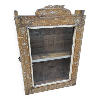 Ancienne vitrine murale tribale en teck birman