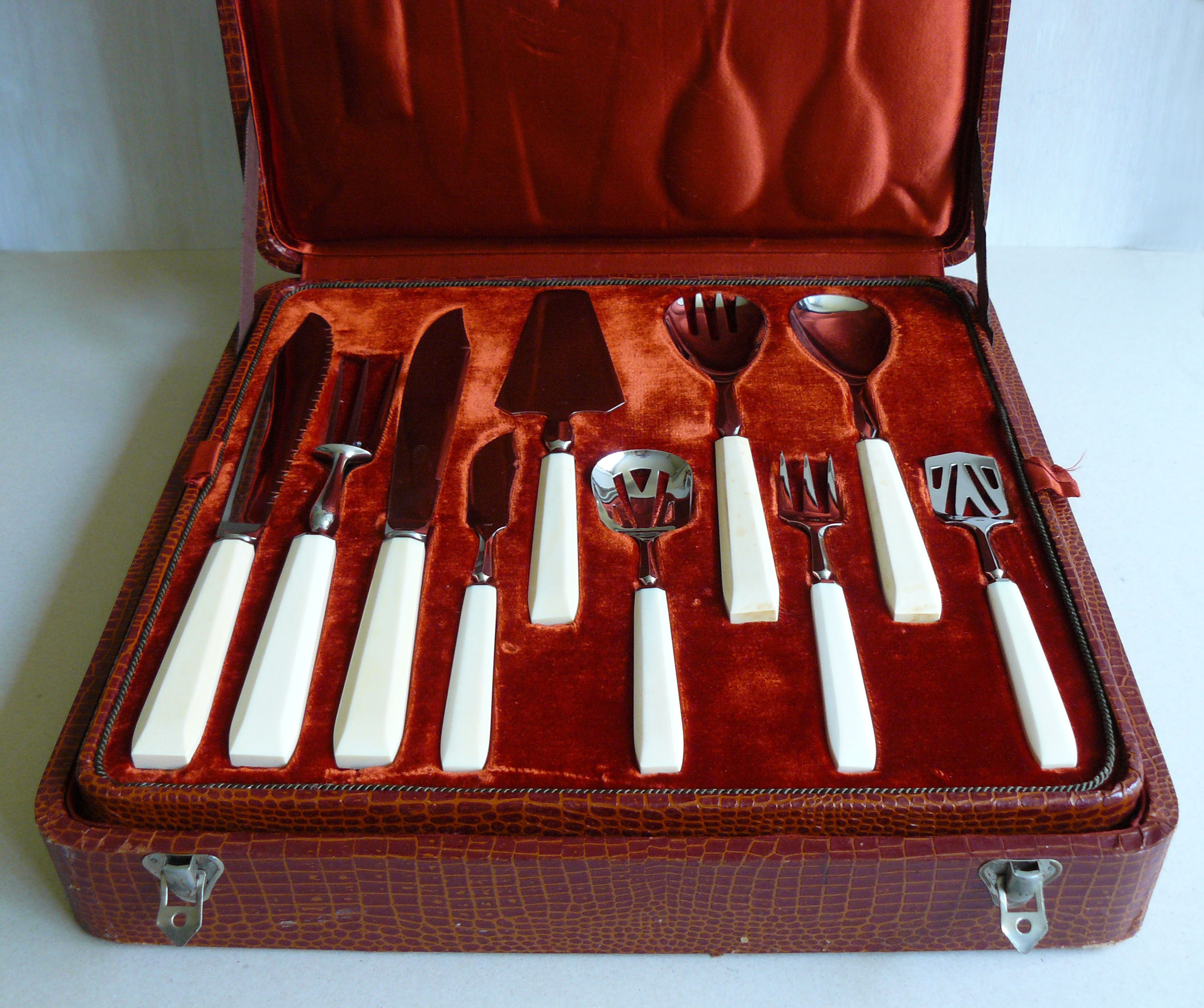 Housewife of Bakelite knives and service cutlery