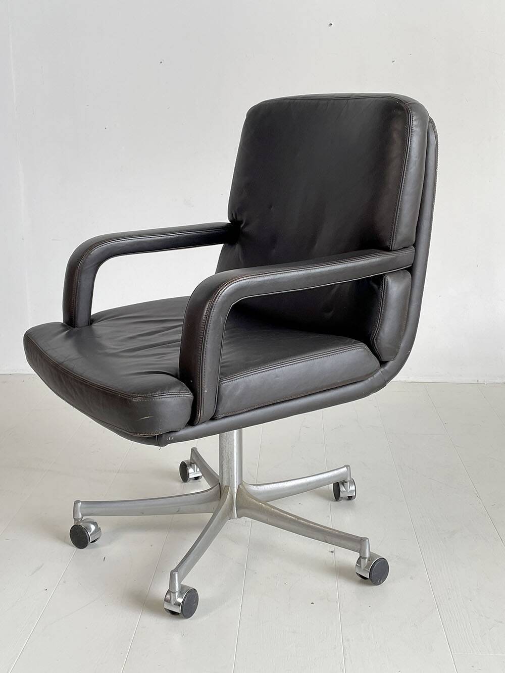 Leather armchair Mobilier International, 1970