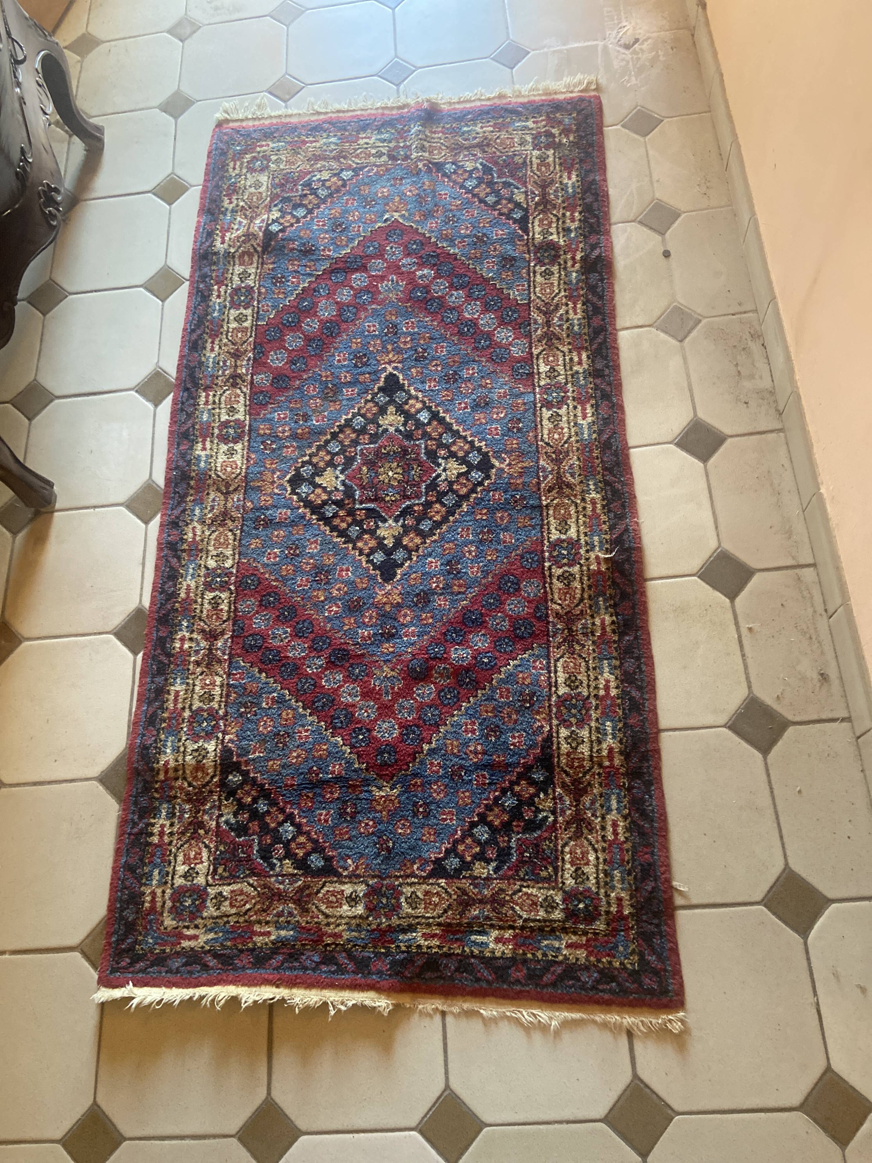 Tapis d'Orient persan ancien en laine à médaillon central