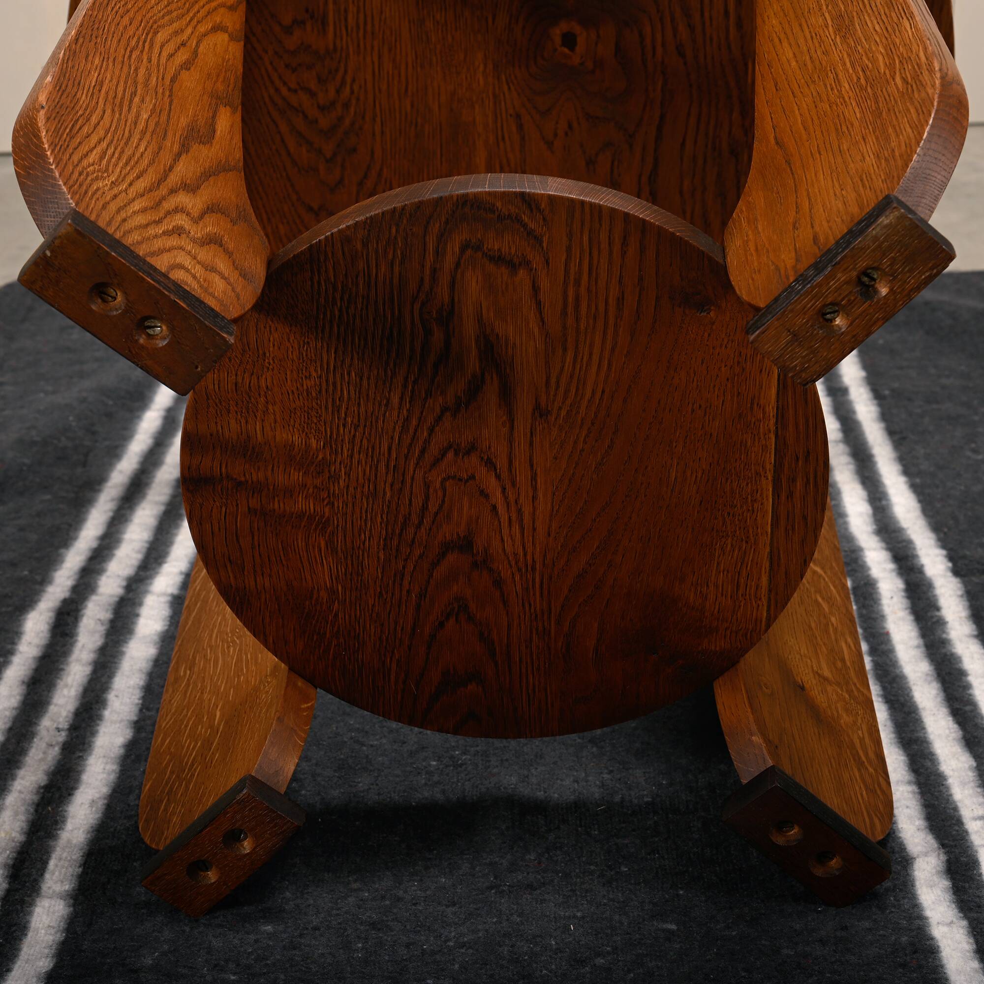 Table d'appoint Art Déco et Arts & Crafts néerlandaise en chêne massif, années 1930.
