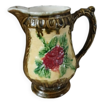 Small pitcher/cream jug in majolica.