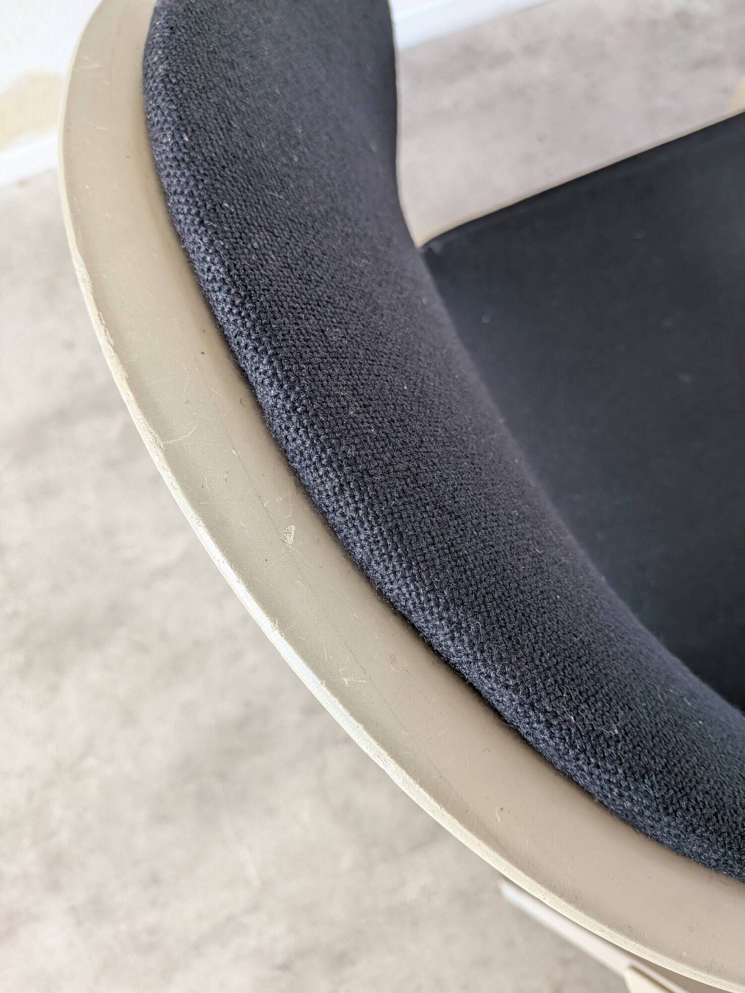 Set of 4 Vintage Aeon Mondial Stackable Chair / Dutch Postmodern Dining Cha