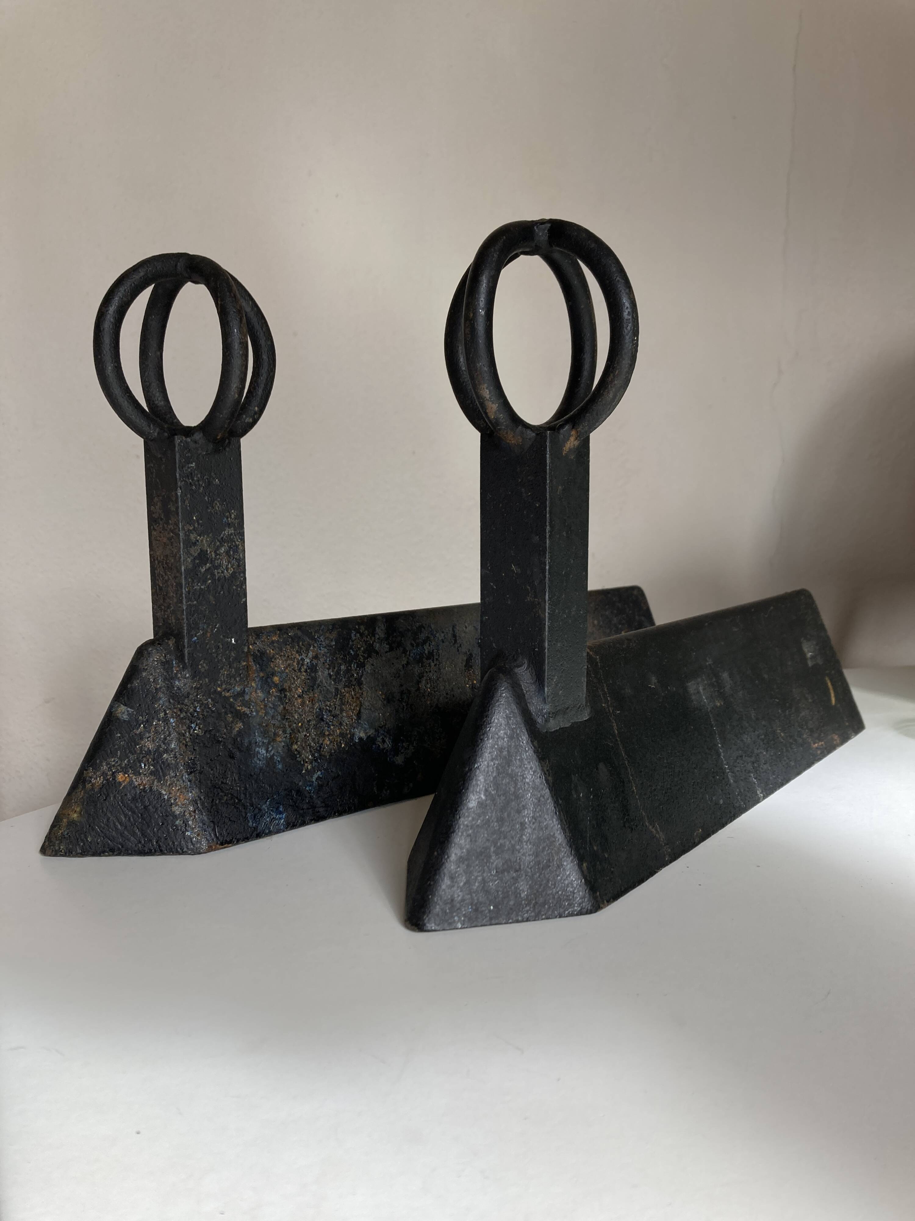 Paire de chenets modernistes mid century en fonte