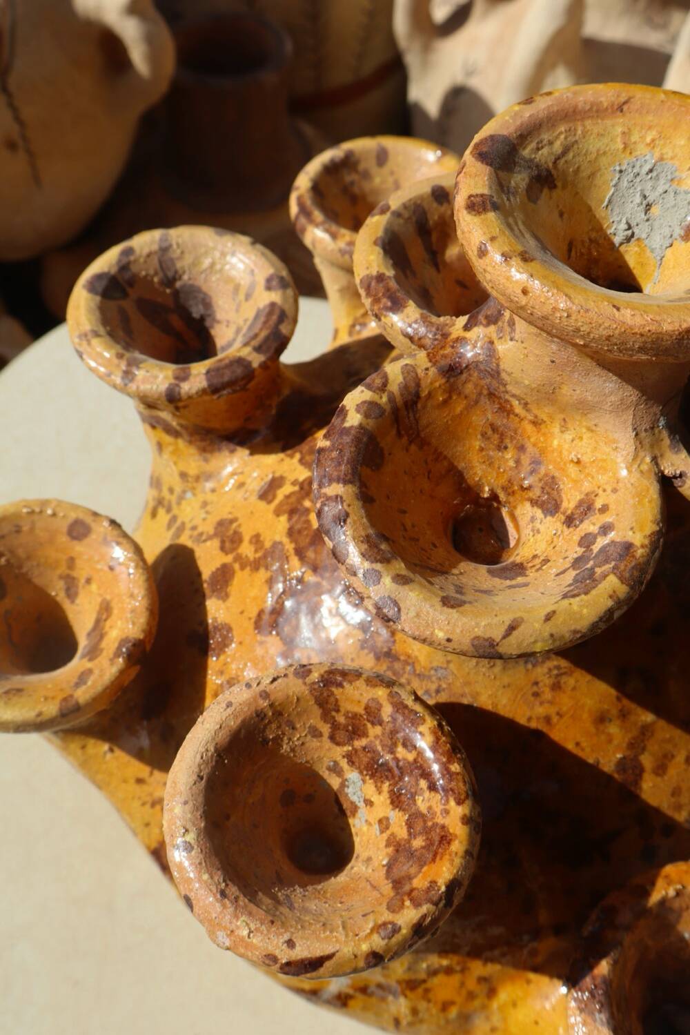 Vase sculpture en tamegroute jaune tachetée emaillée abstraite