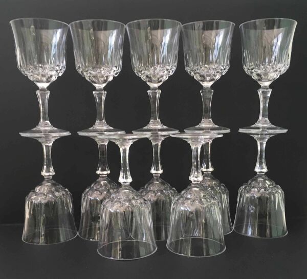 12 verres à vin en cristal taillé