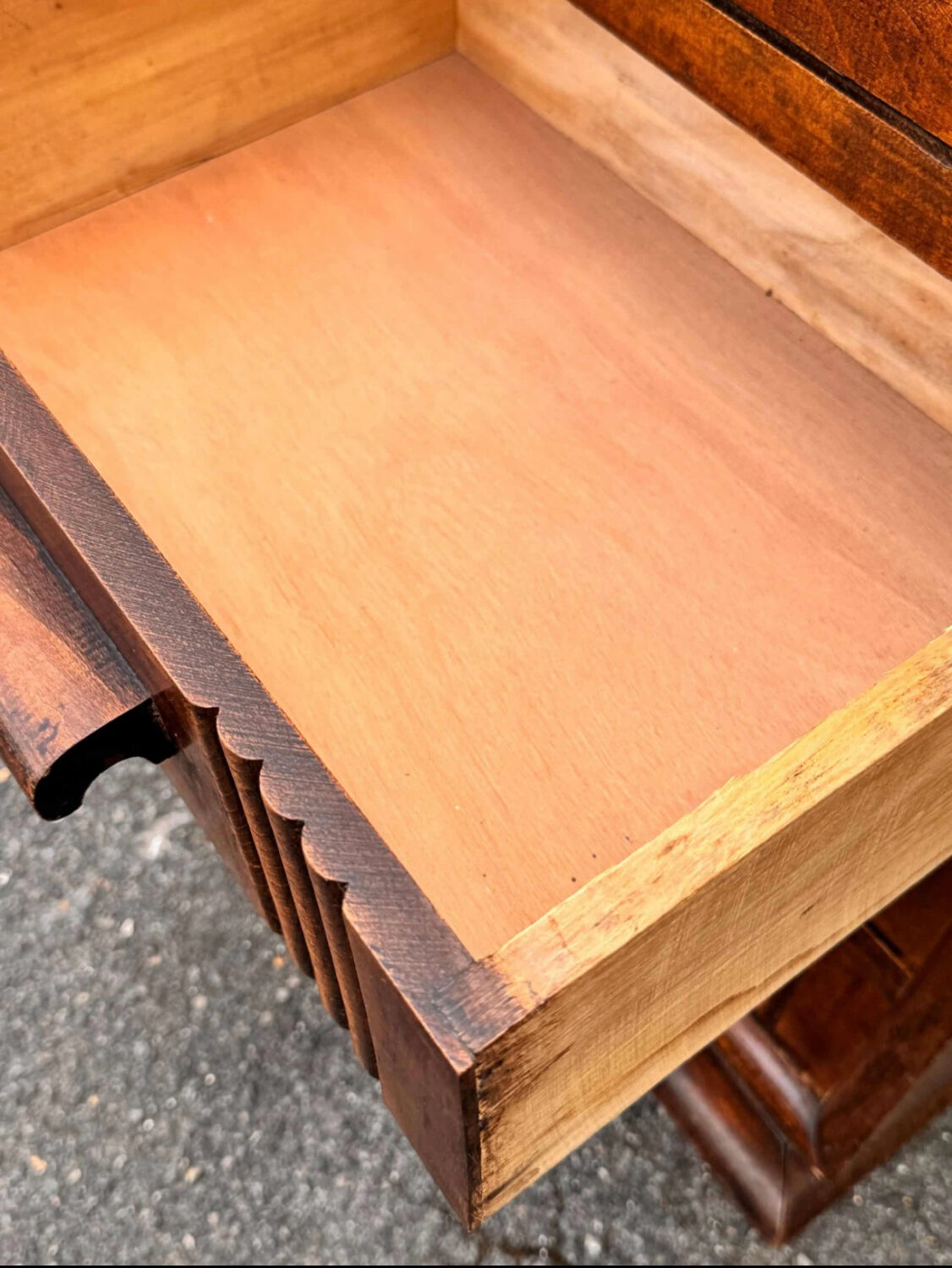 Antique chest of drawers with 5 drawers