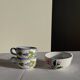 Grande tasse en faïence à liseré rose et motif de fleurs rose H7 D15