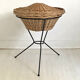 Panier en osier sur piètement métallique vintage 60's