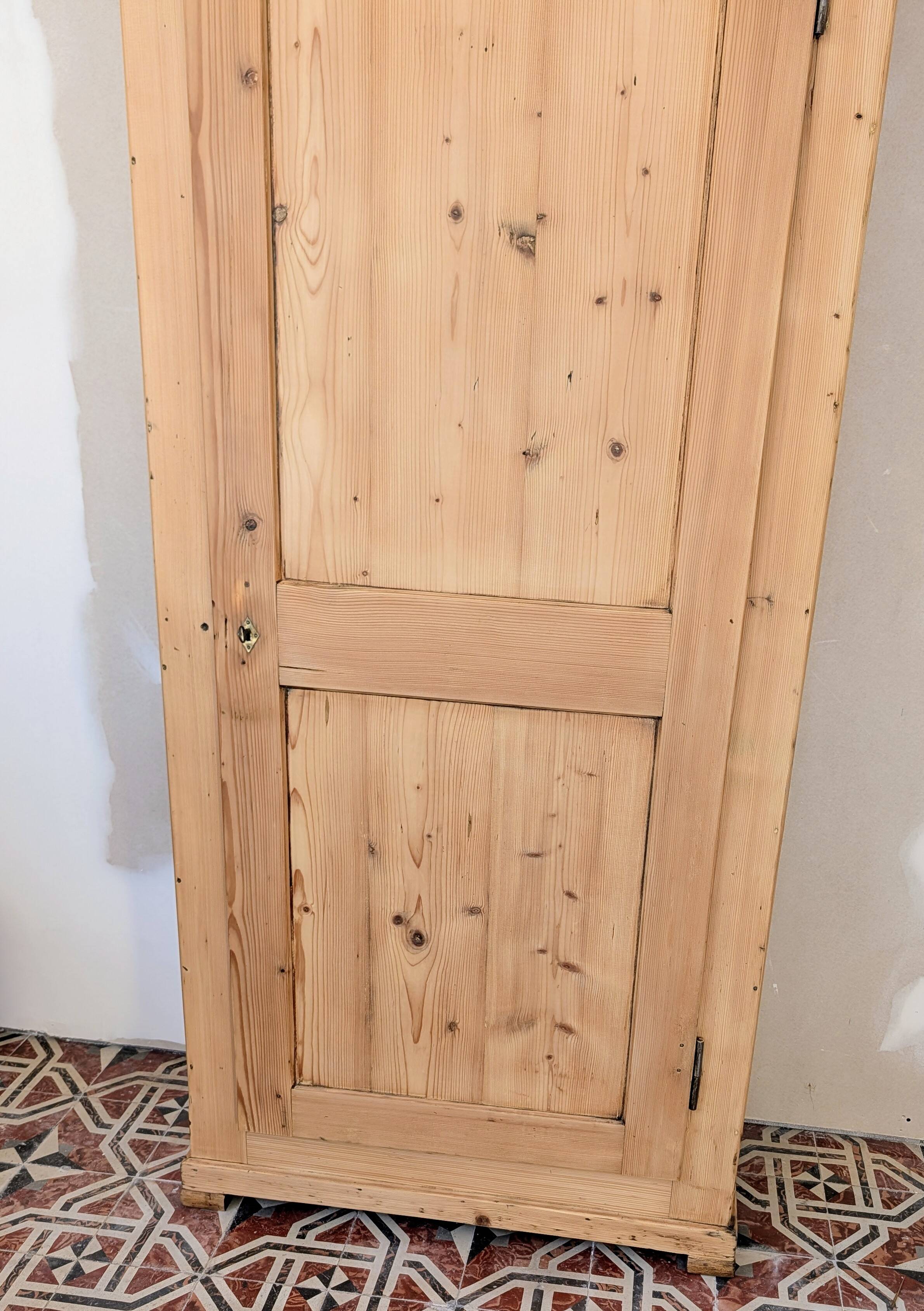 Bonnetière ancienne en pin décapé