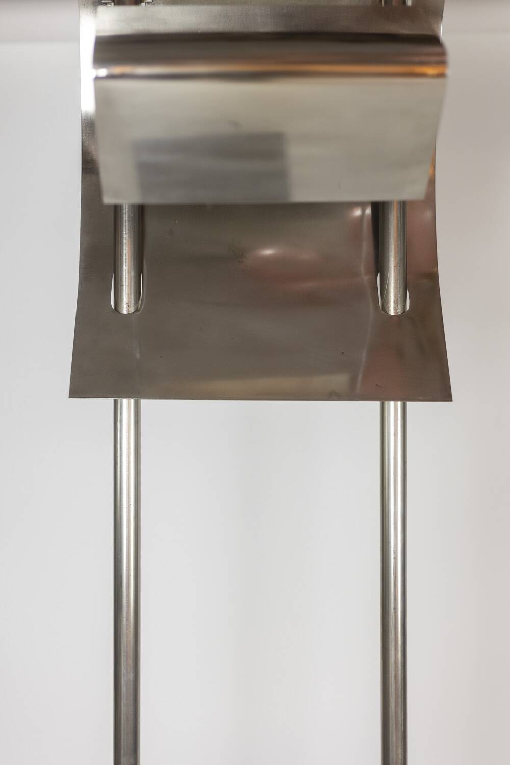 Geometric floor lamp in silver metal. 1980s.