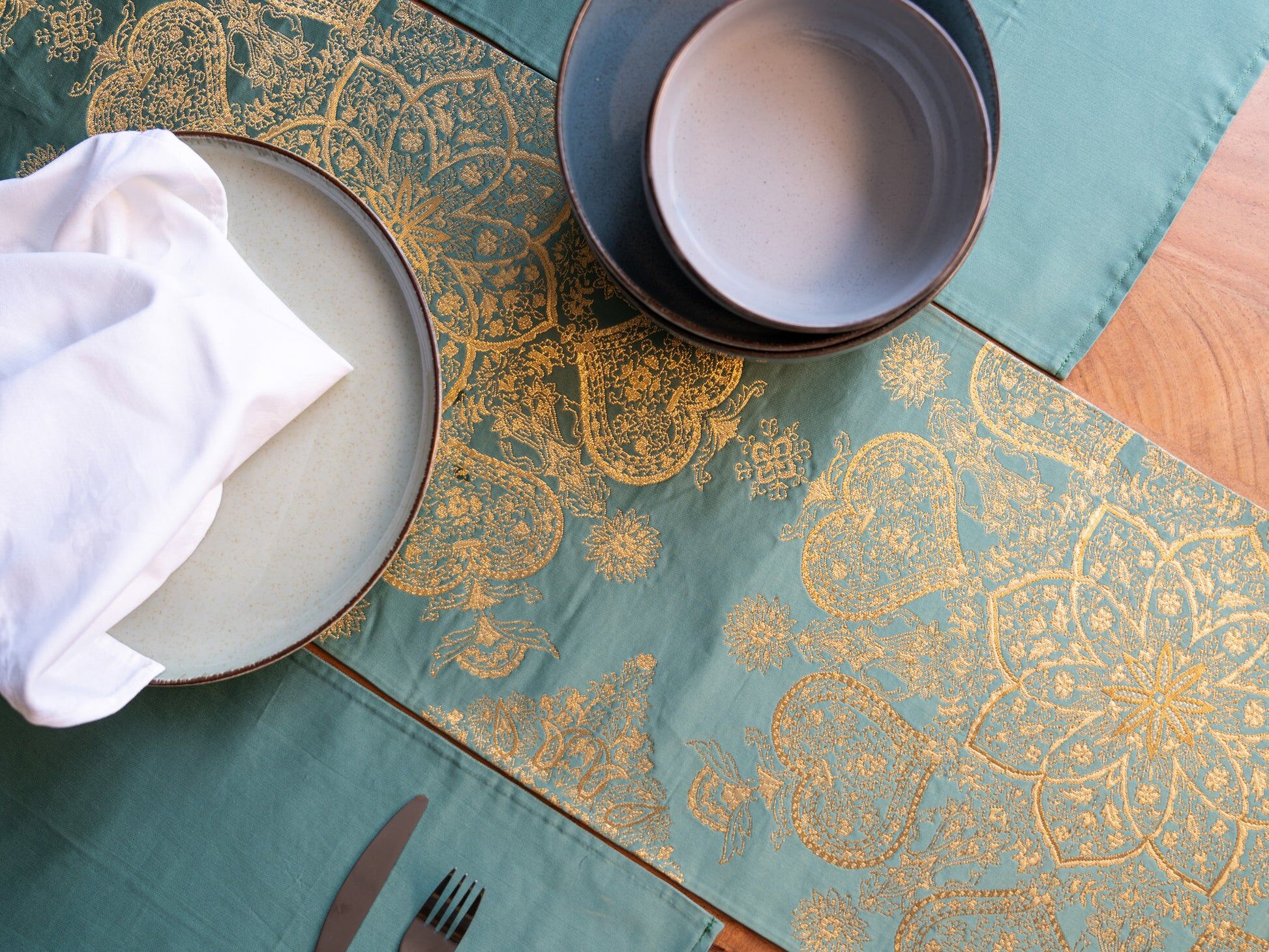 Chemin de table en soie jade doré vert karakusa