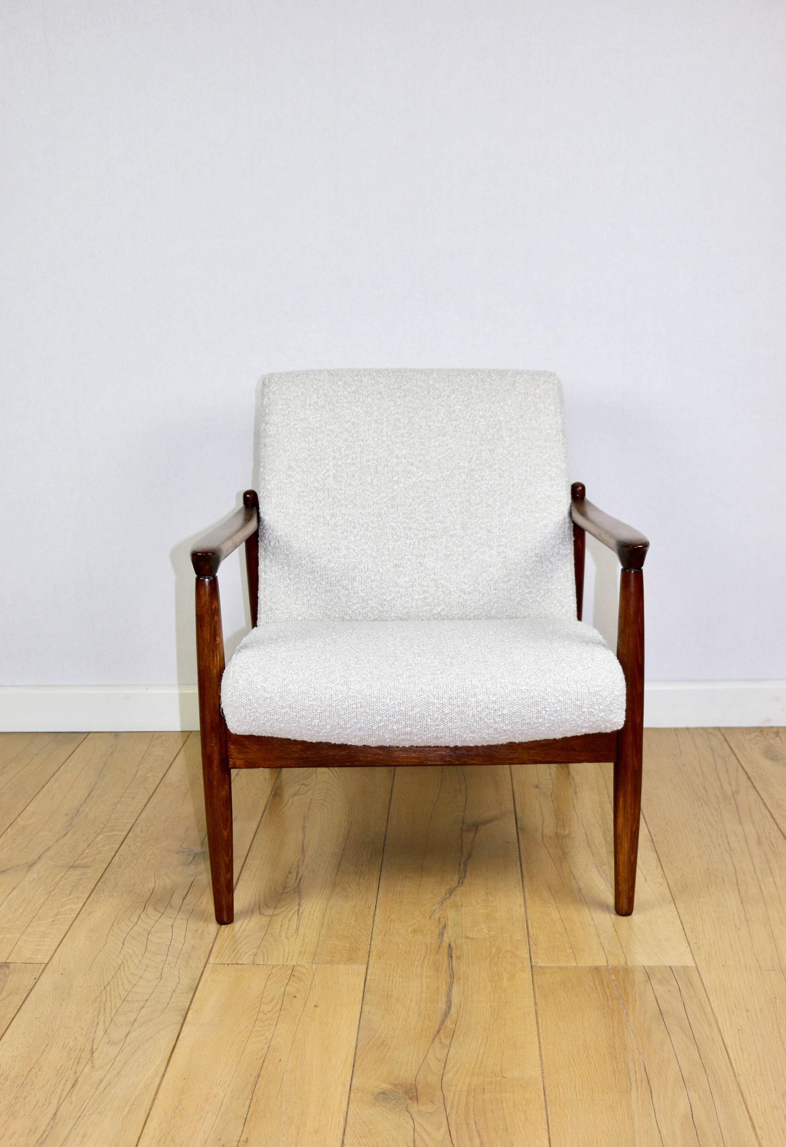 Fauteuil GFM-64, conçu par Edmund Homa dans les années 70, blanc ivoire - 2 pièces disponibles.