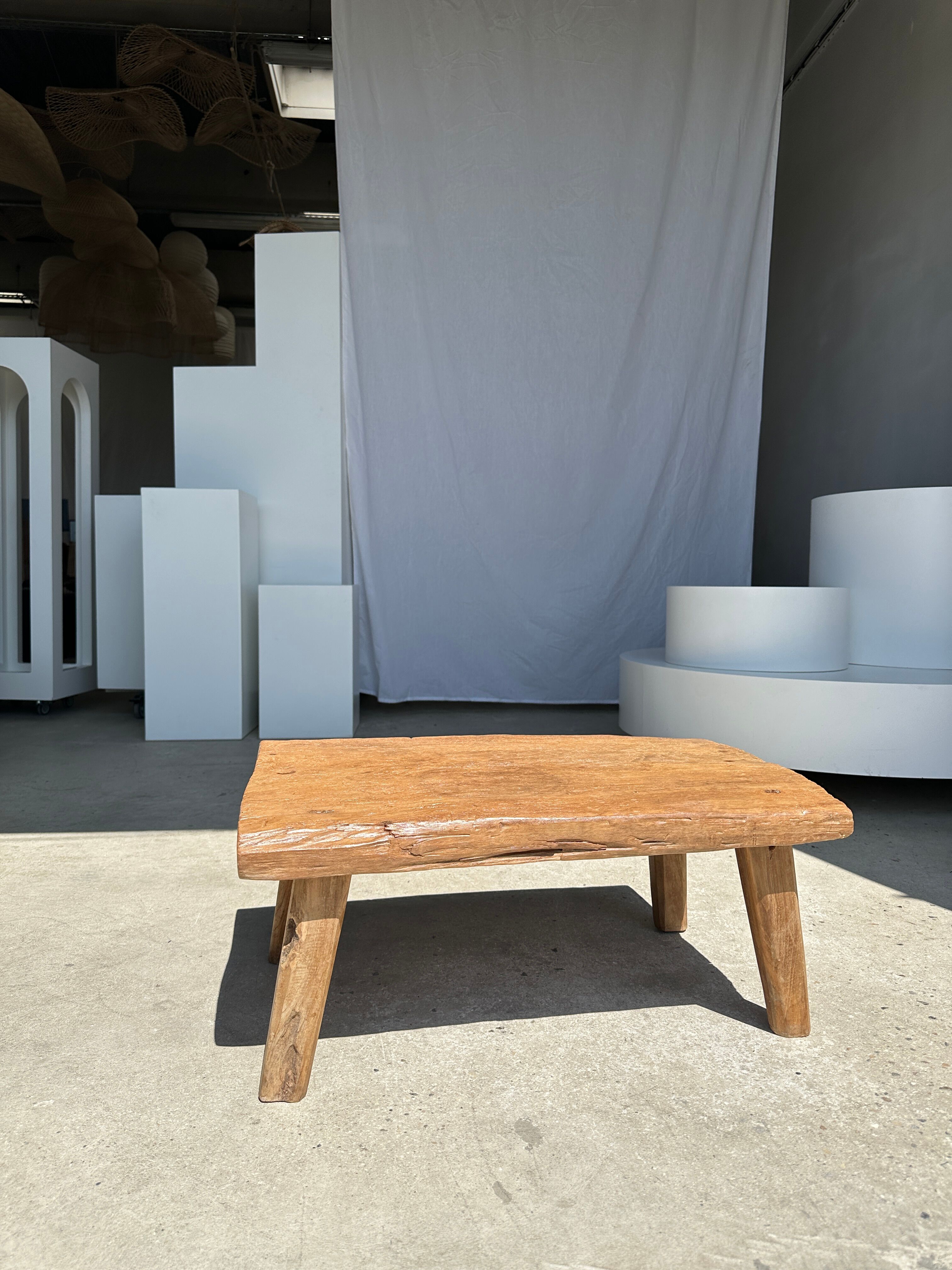 Coffee table in blond teak quadripod
