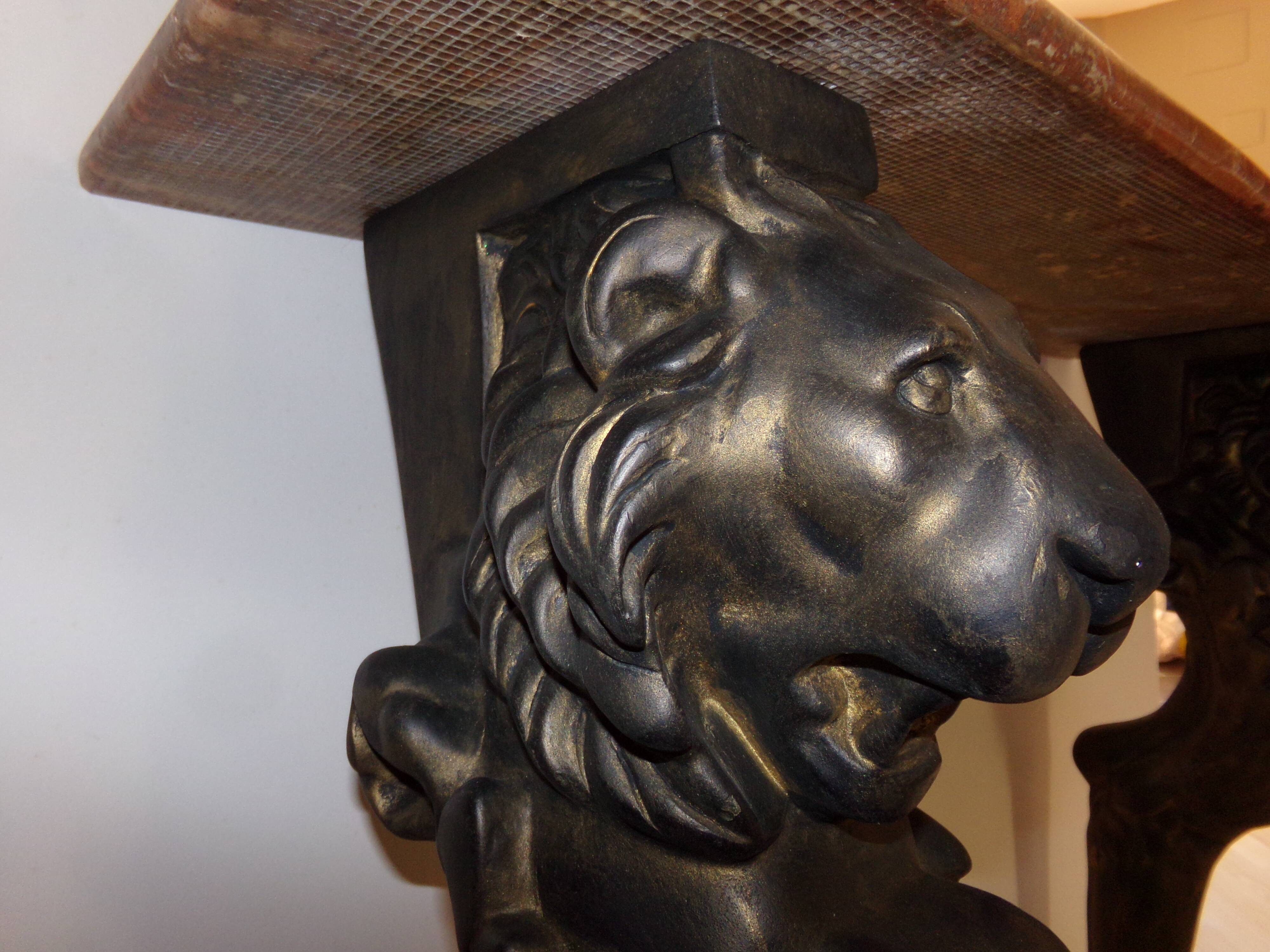 Console en marbre sur pieds lions