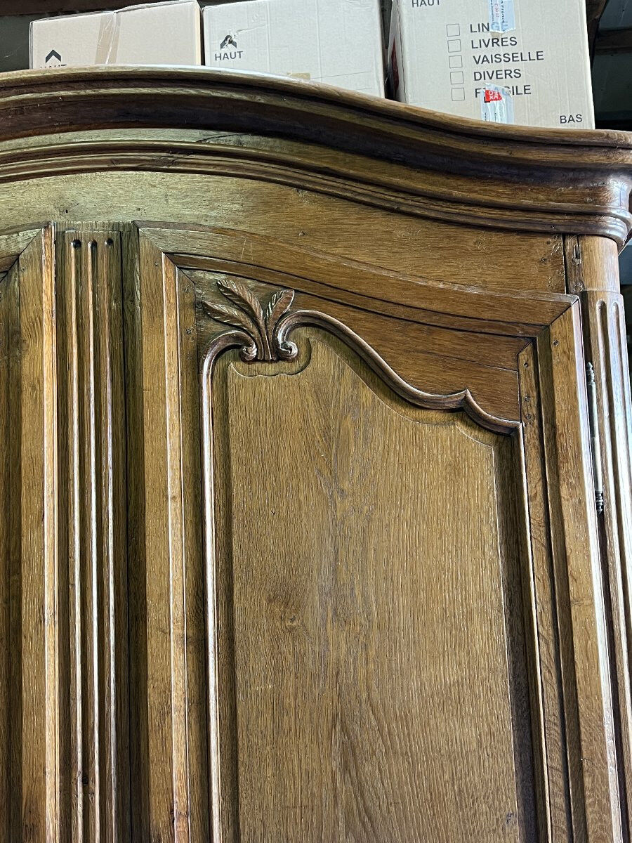 Norman Cauchoise wardrobe in medium oak, carved from the 19th century with a gendarme hat top.