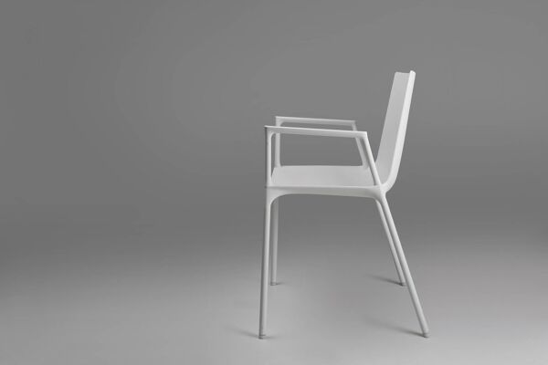 Chaise blanche design du 21e siècle avec accoudoirs, Belgique