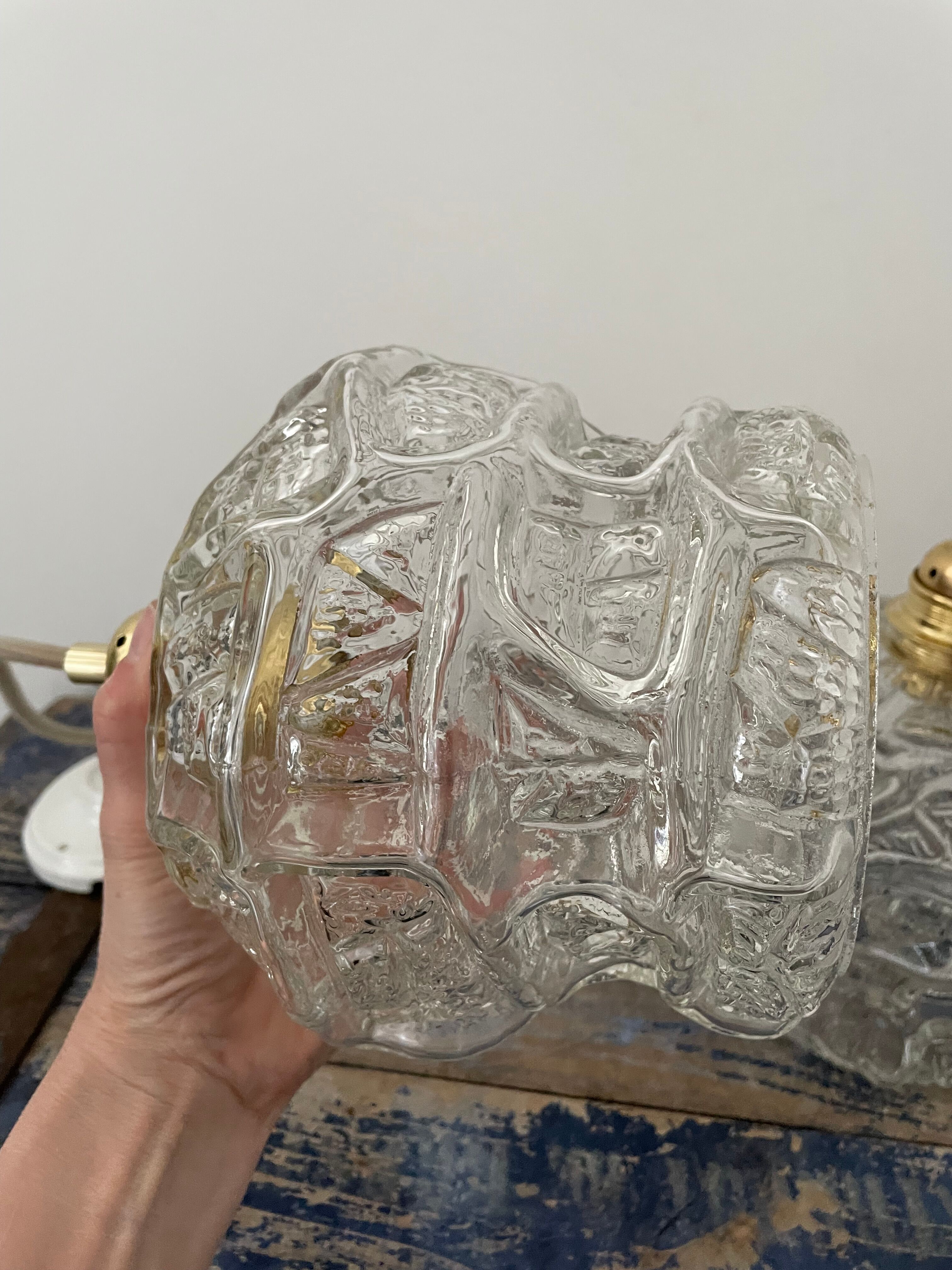 Lot de deux suspensions en verre ciselé