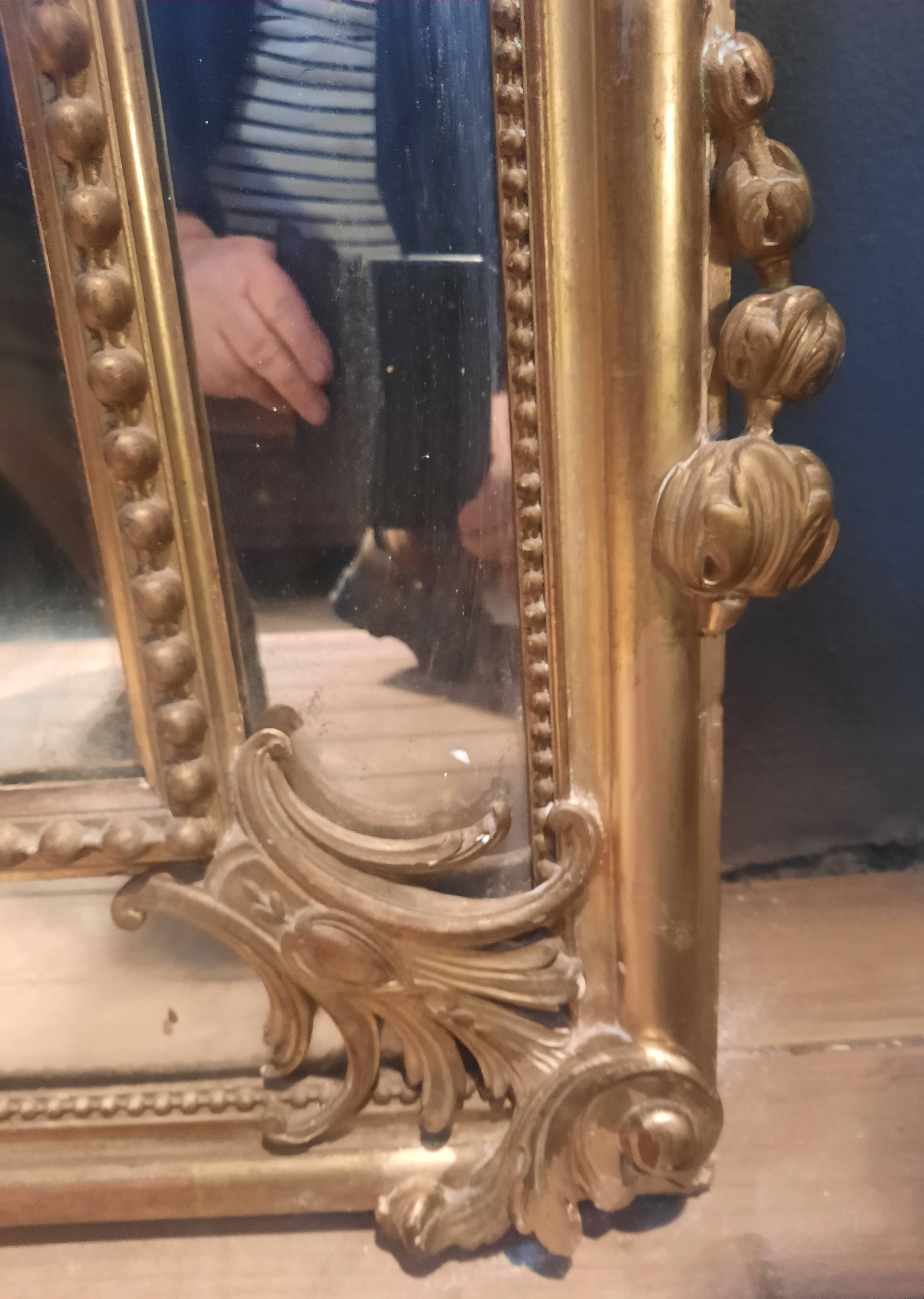 Large gold mirror with closed edges