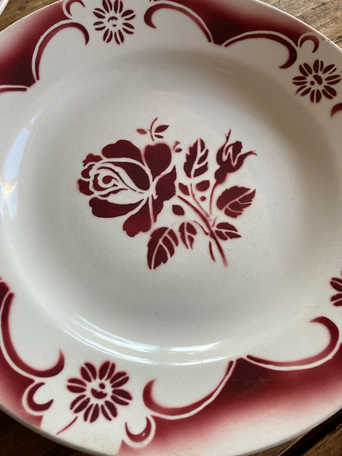 Pink plates iron earth amandinoise