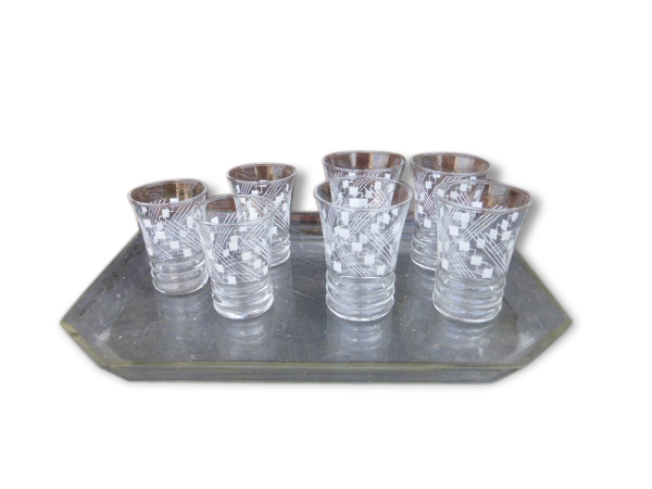 Service a liqueur composé de 7 verres a motifs géométriques et d un plateau