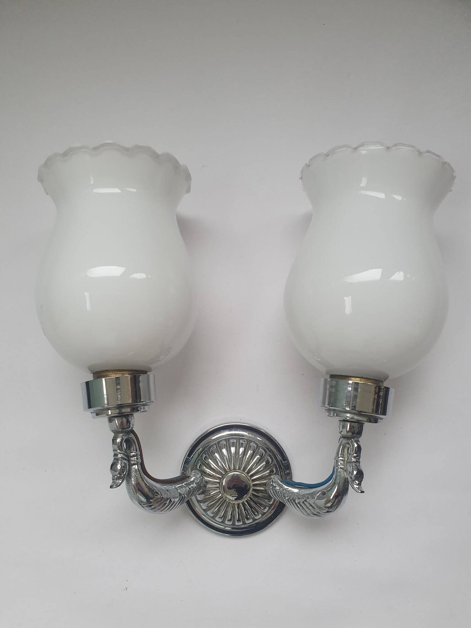 Applique zoomorphe ancienne en laiton argenté et globes opalins