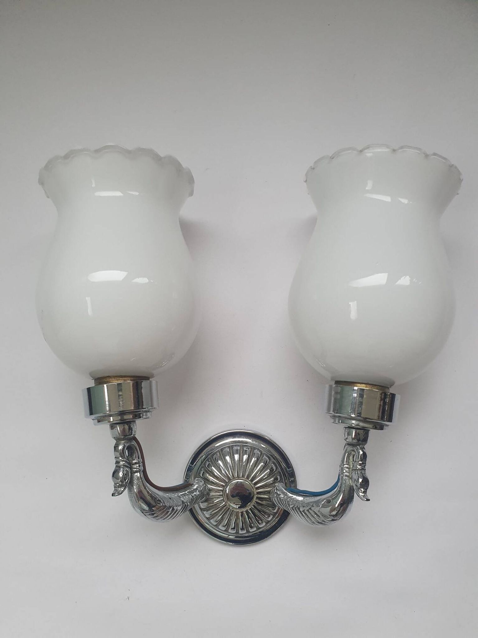 Applique zoomorphe ancienne en laiton argenté et globes opalins