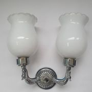 Applique zoomorphe ancienne en laiton argenté et globes opalins