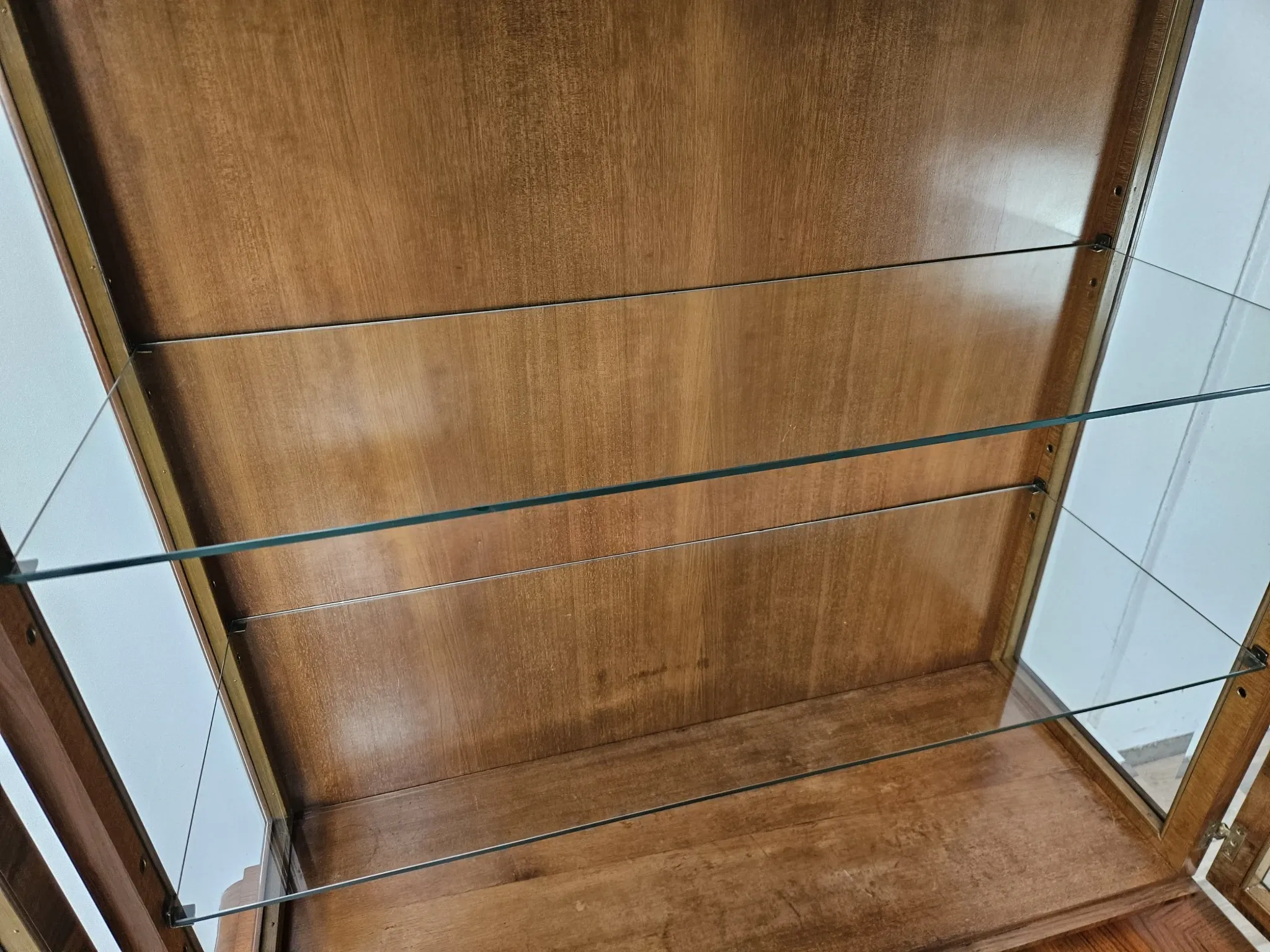 French Art Decò display cabinet from the 1940s in walnut