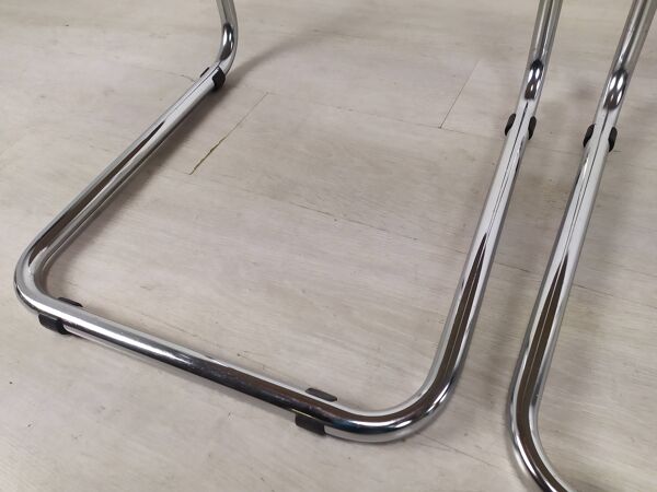 Chaises en simili cuir