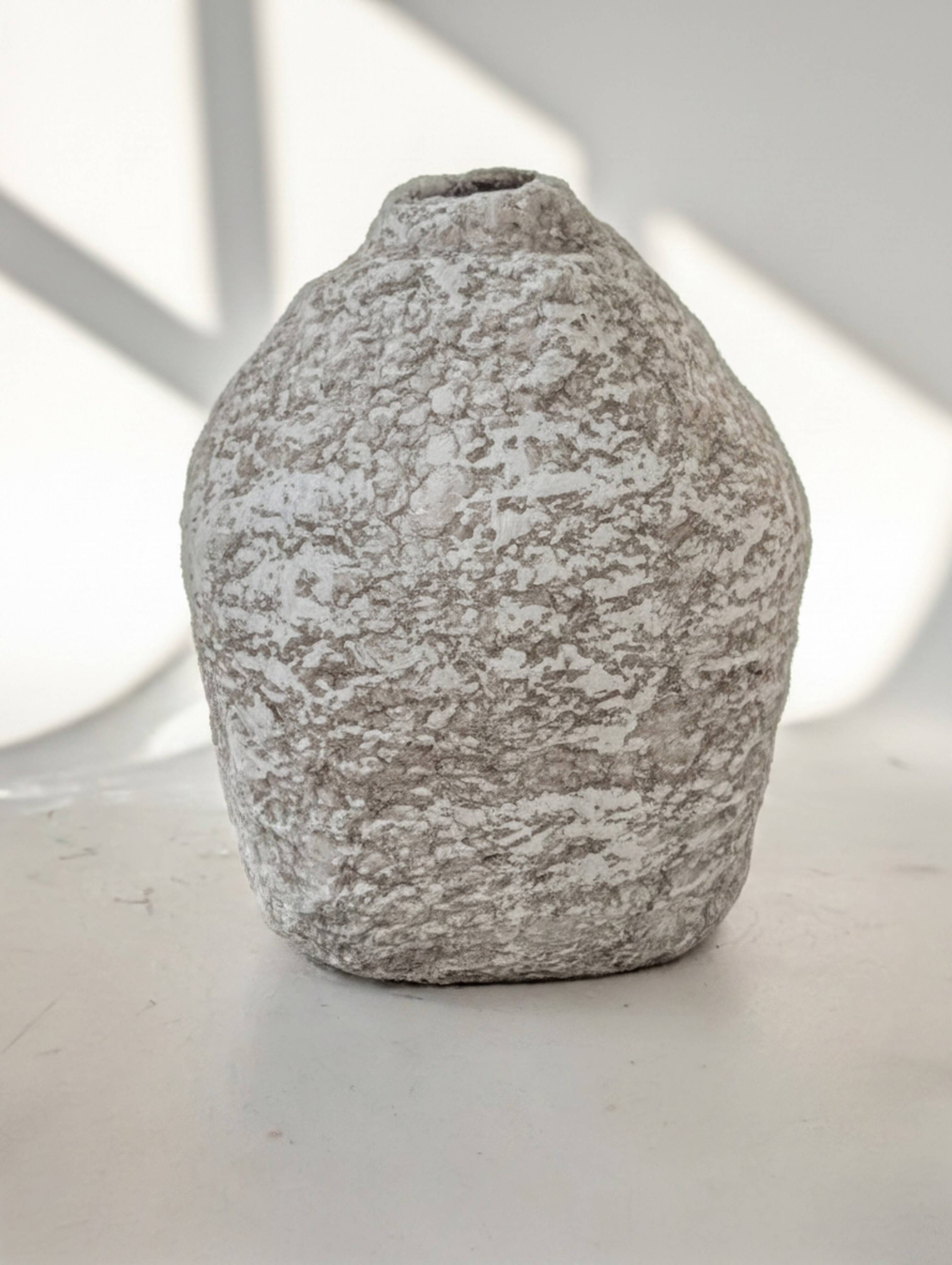 Sculptural vase with a mineral Boho spirit.