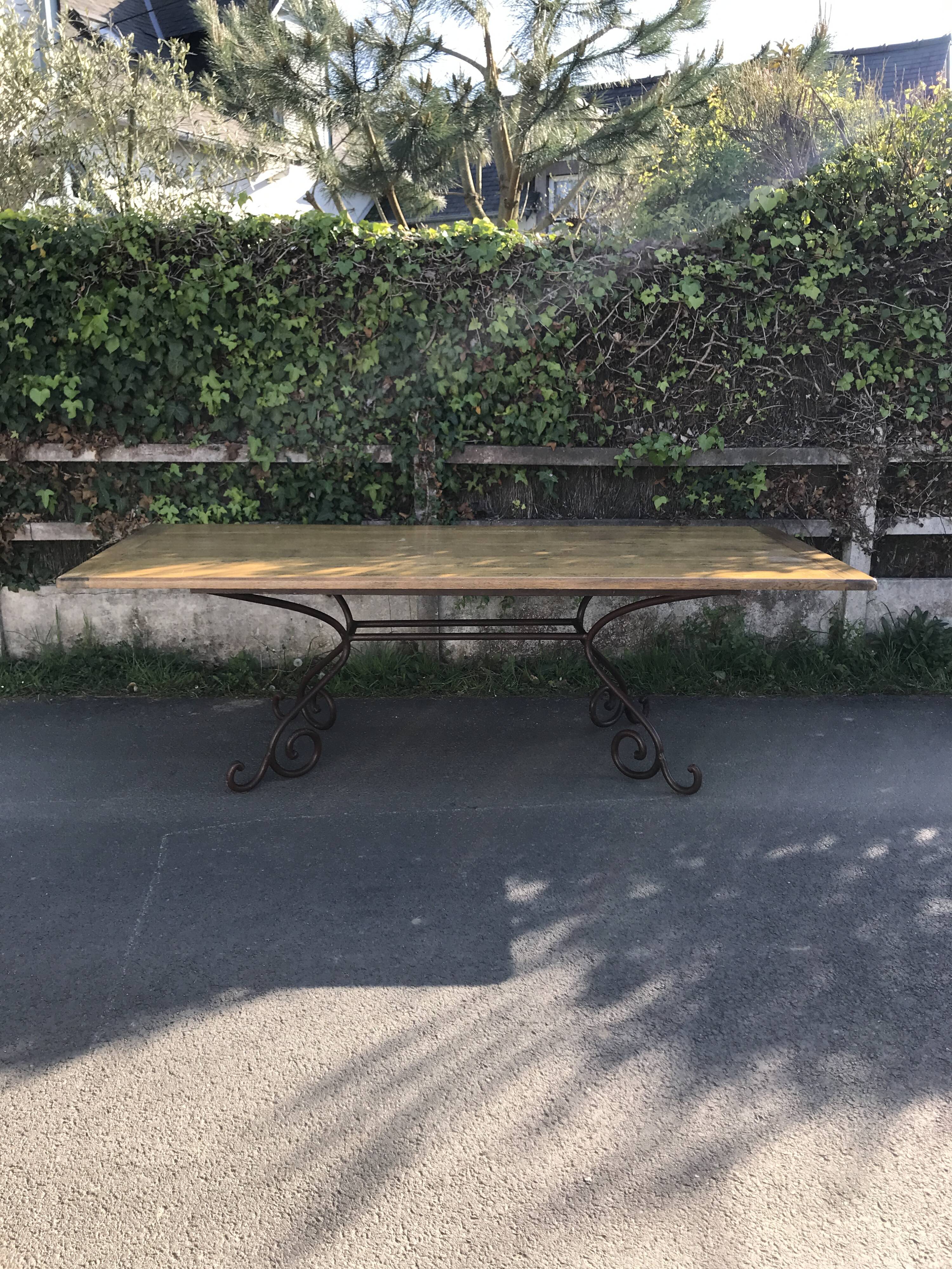 Large provenonal table