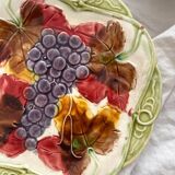 Assiette ancienne en barbotine raisins feuilles de vigne Orchies