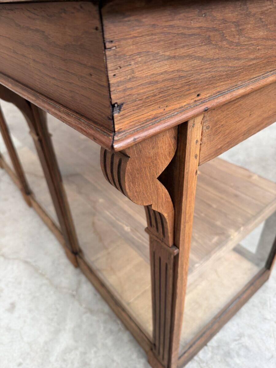 Glass-fronted oak counter from the 19th century.