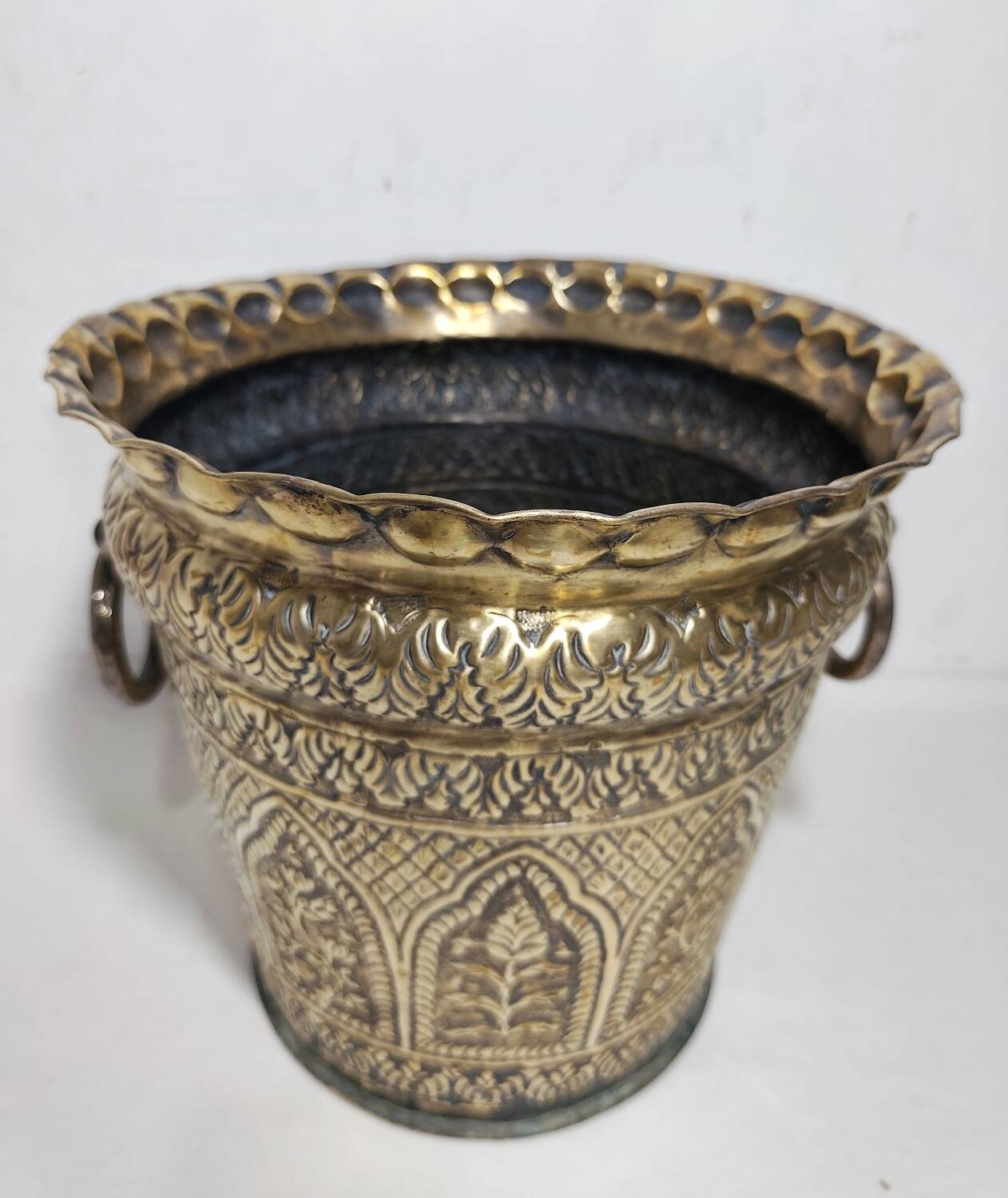 Macetero de bronce. España, 1980s.