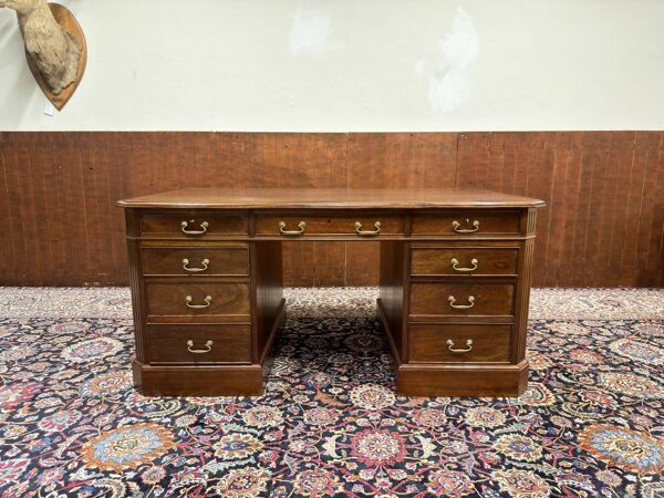 Bureau anglais classique avec chaise de bureau