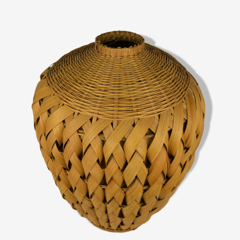 Vase en rotin et feuilles de bambou tressées