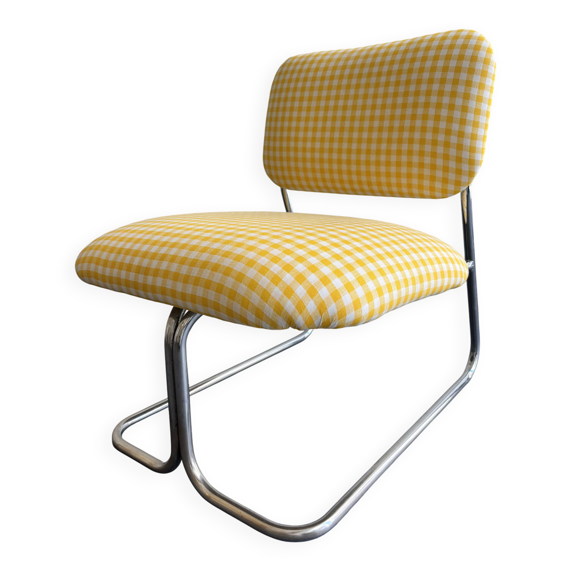 Fauteuil à carreaux vichy.