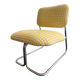 Fauteuil à carreaux vichy.