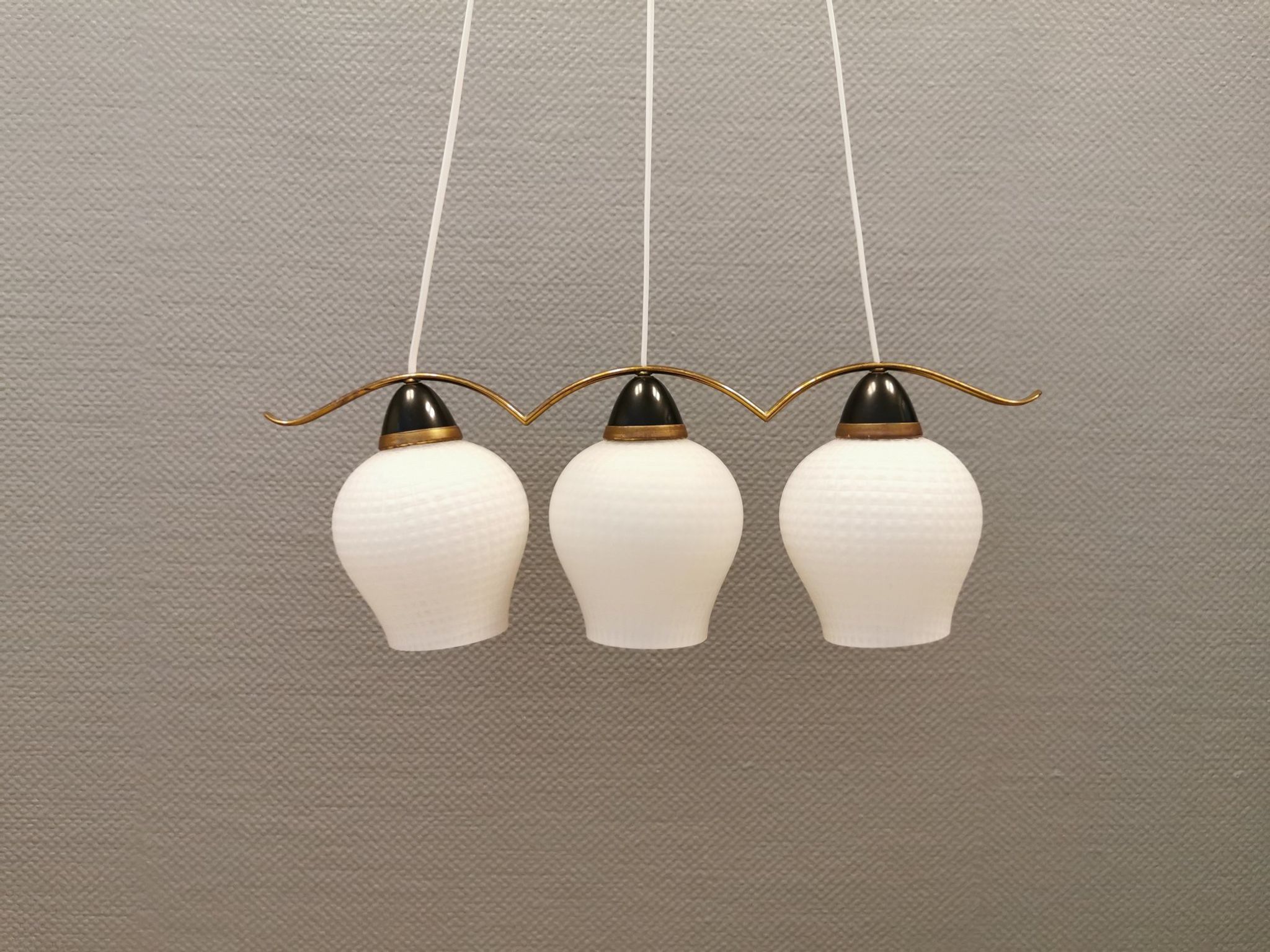 Ancien lustre / lampe suspendue avec trois sources lumineuses. Danois, design