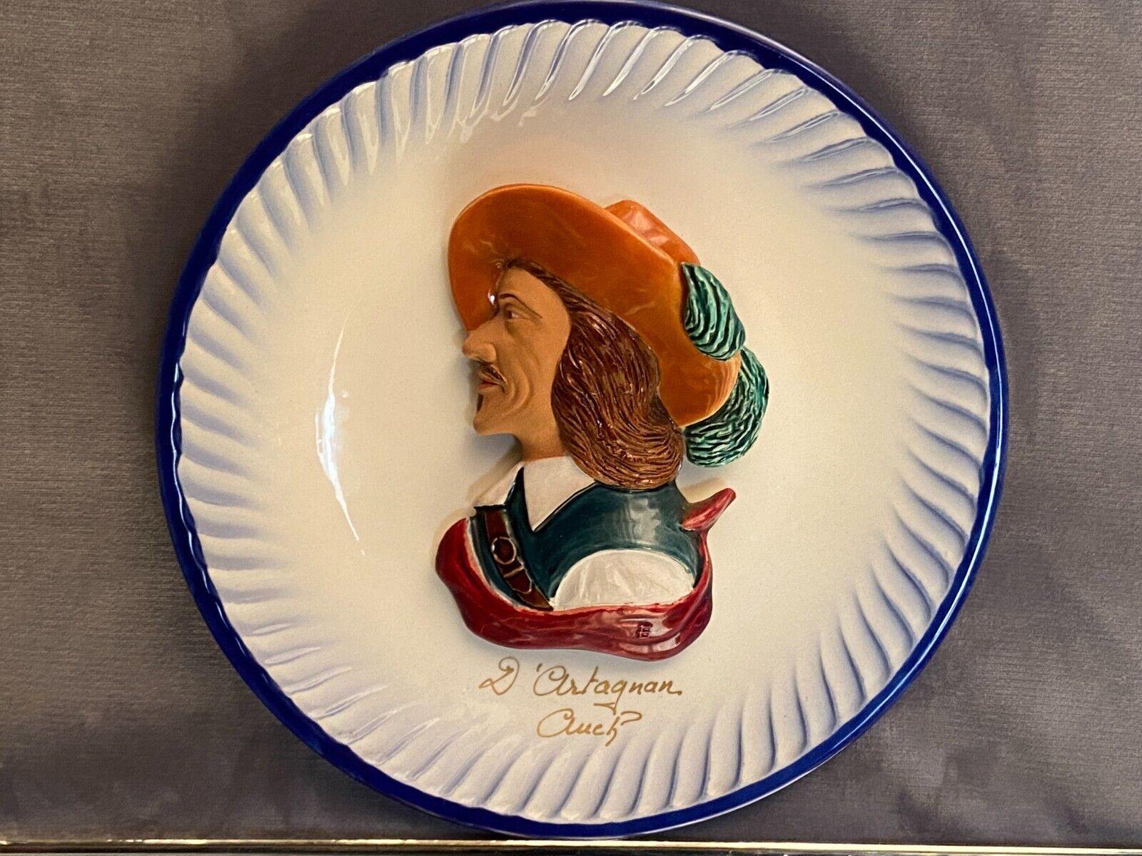 Assiette en faïence à décor bas relief au profil de d'Artagnan