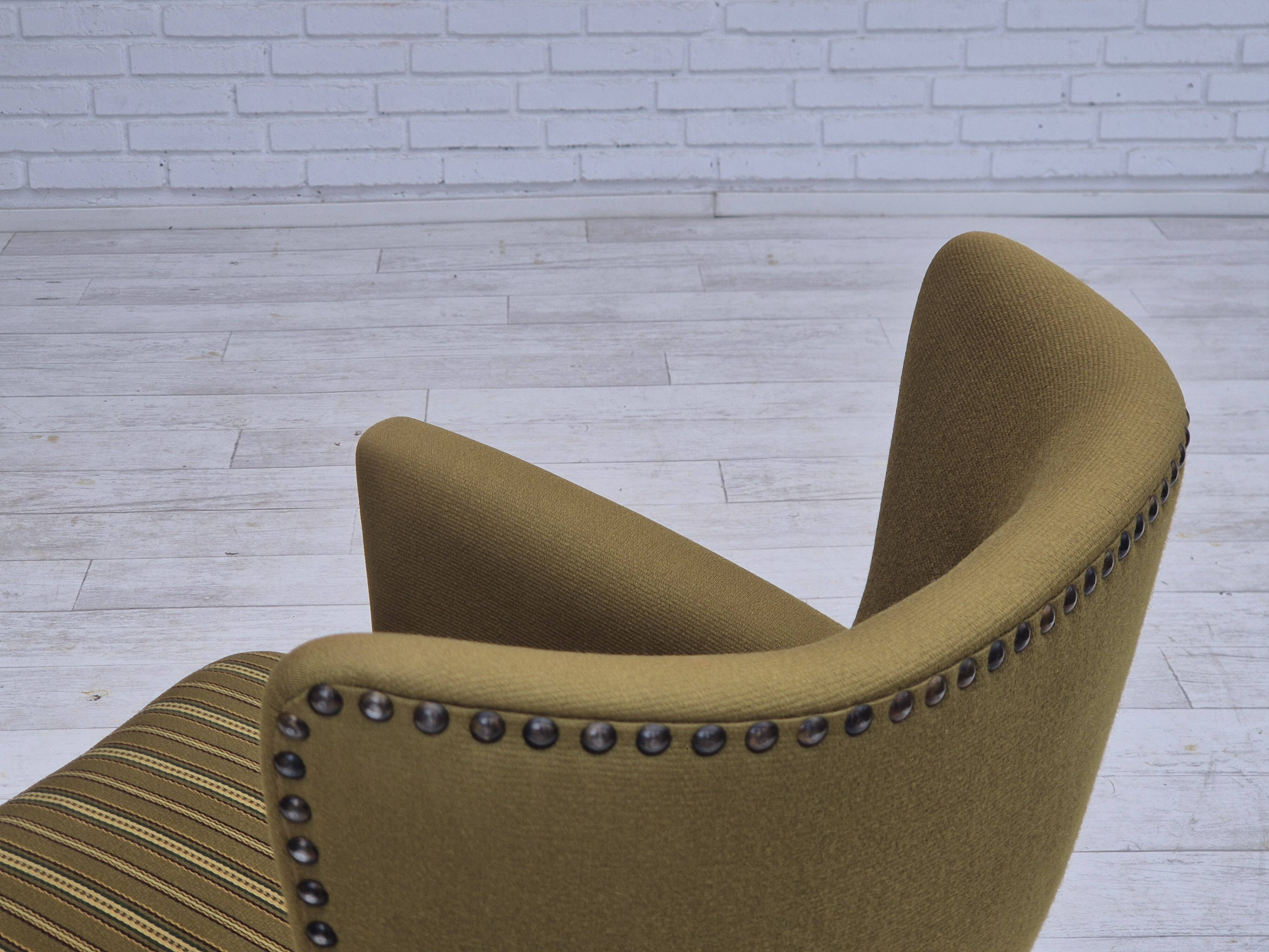 Chaise longue danoise des années 1970, mobilier vert d'origine en laine, bois de chêne.