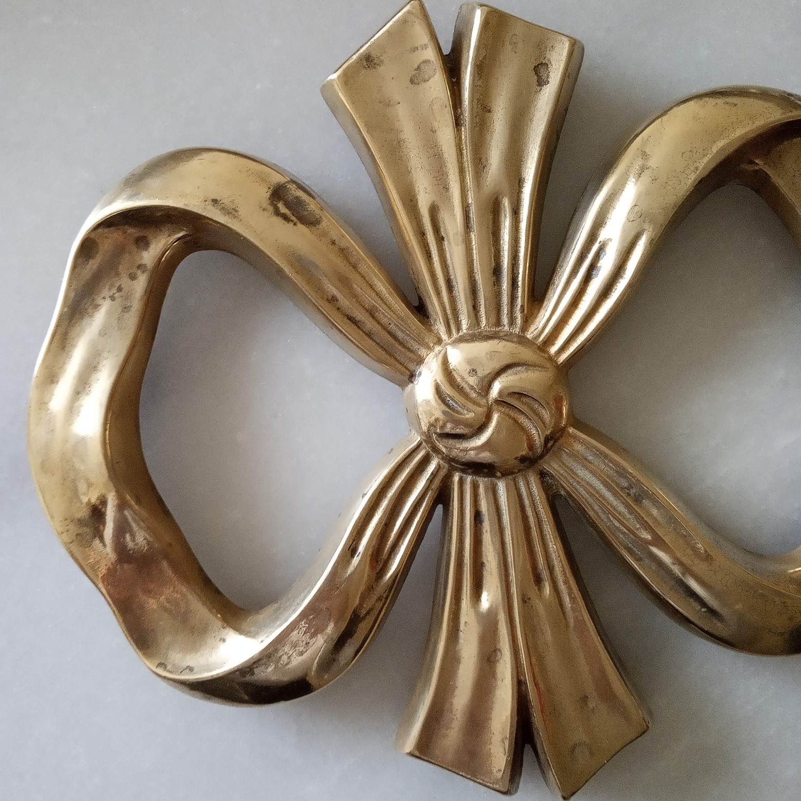 Flat silver knot utable mat