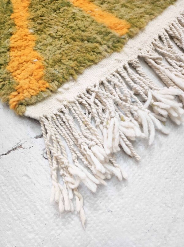 Tapis berbère marocain Beni Ouarain gris vert à motifs jaunes 2,55x1,52m