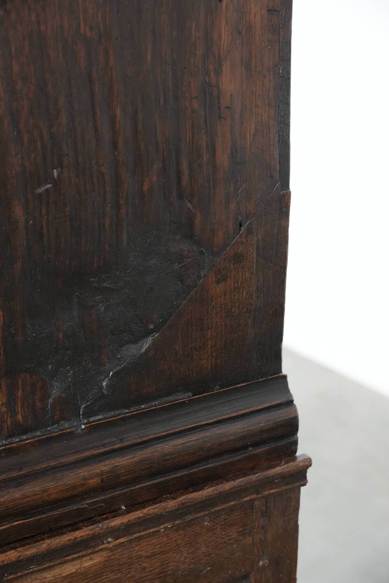 Unieke antieke Engelse kast/ cabinet on stand van eikenhout uit de 17e eeuw