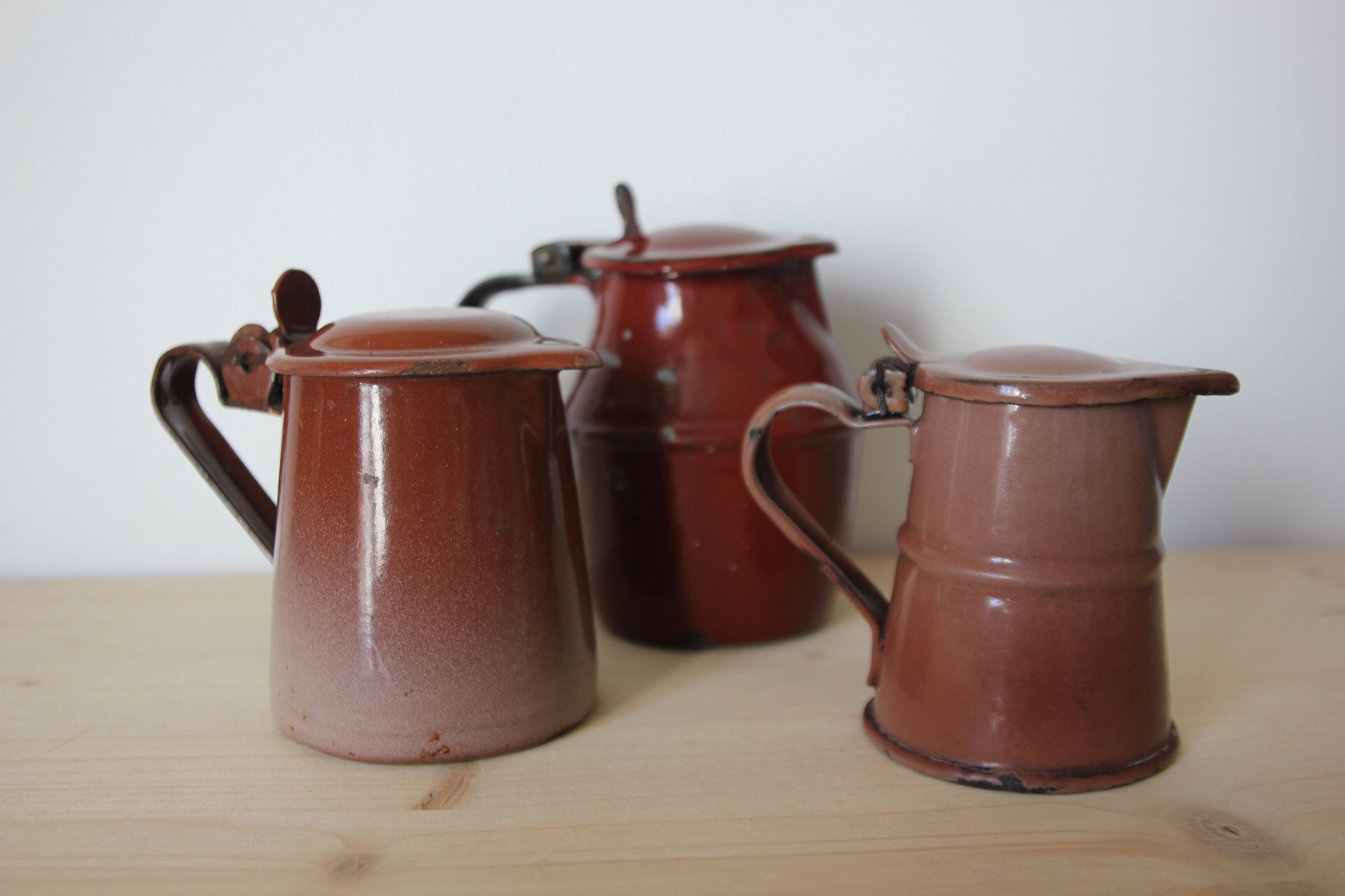 Trio de pots à lait émaillés