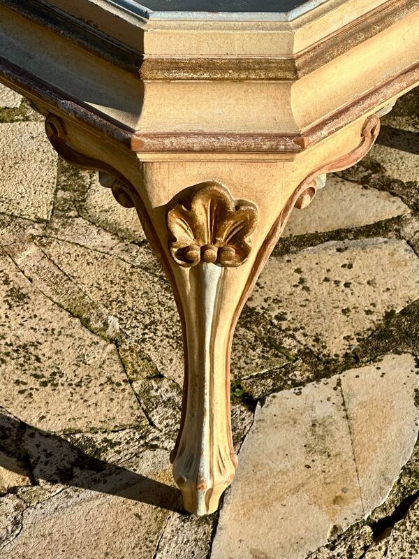 Table basse, vitrine d’exposition en bois peint polychrome