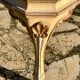Table basse, vitrine d’exposition en bois peint polychrome