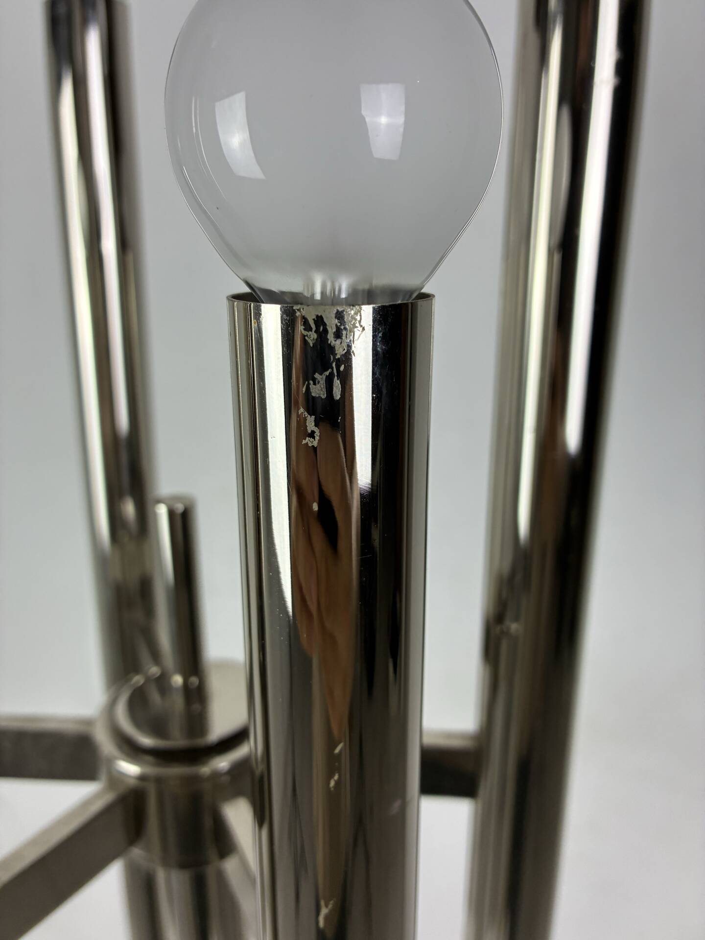 Lampe de sol vintage en chrome avec 12 lumières.
