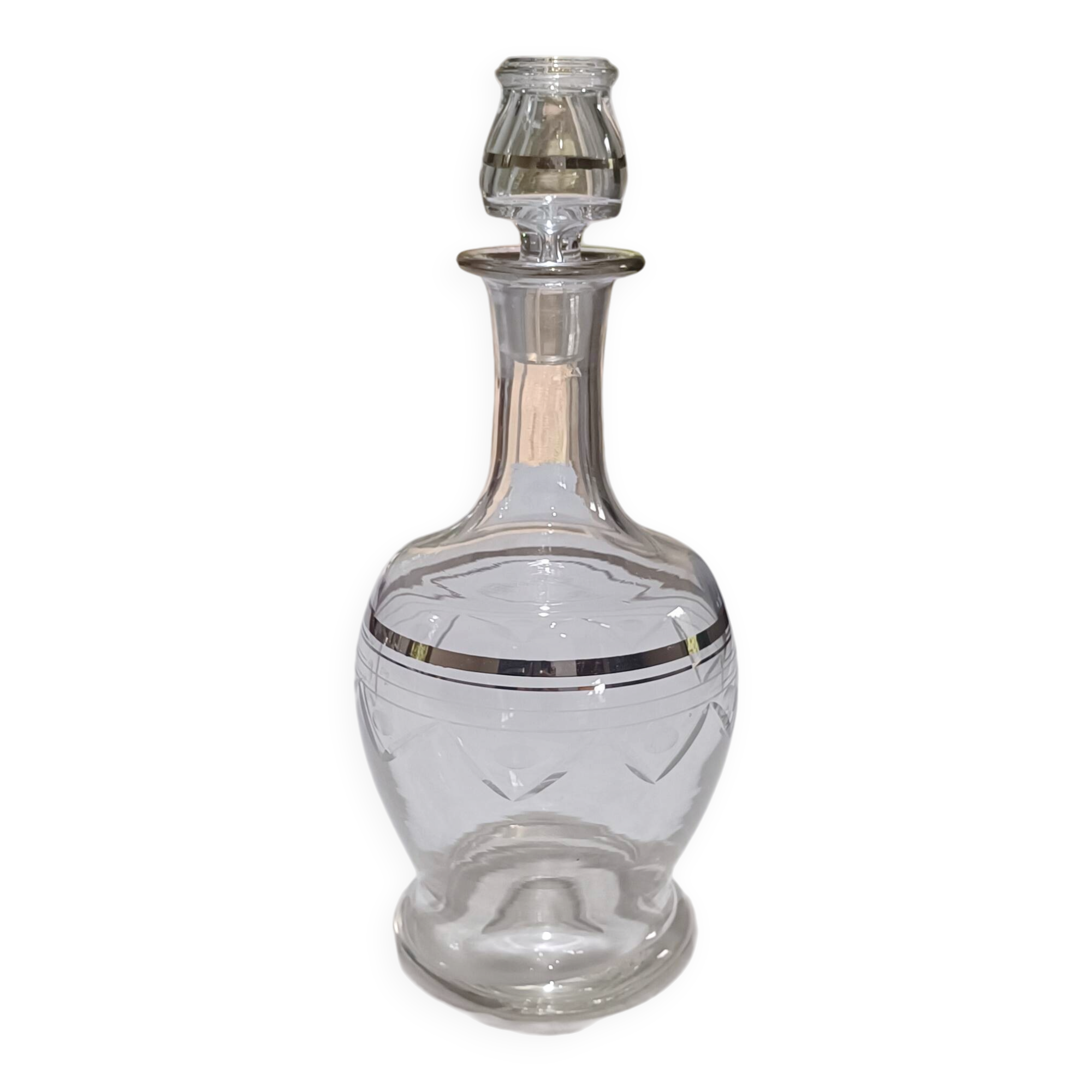 Blown glass decanter, engraved and chiselled. Made in France.